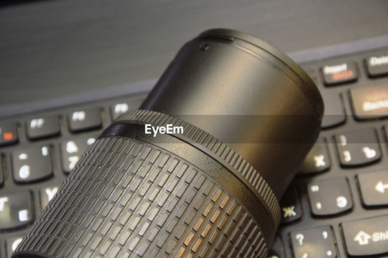 CLOSE-UP OF LAPTOP KEYBOARD ON COMPUTER