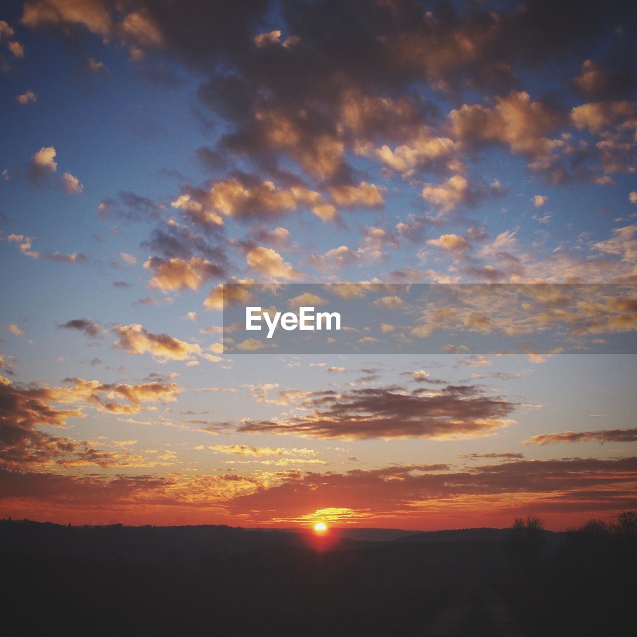 SCENIC VIEW OF SKY DURING SUNSET AGAINST CLOUDY DAY