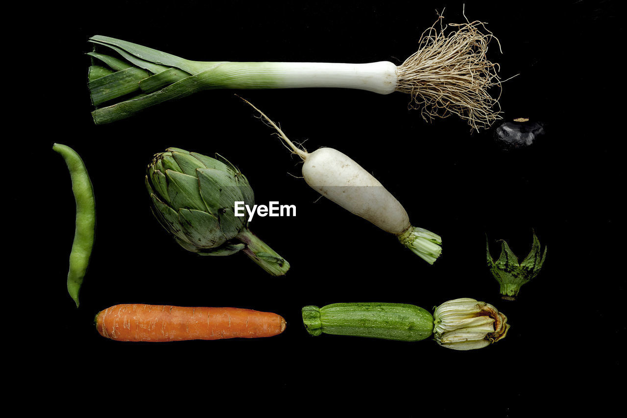 HIGH ANGLE VIEW OF FOOD ON TABLE