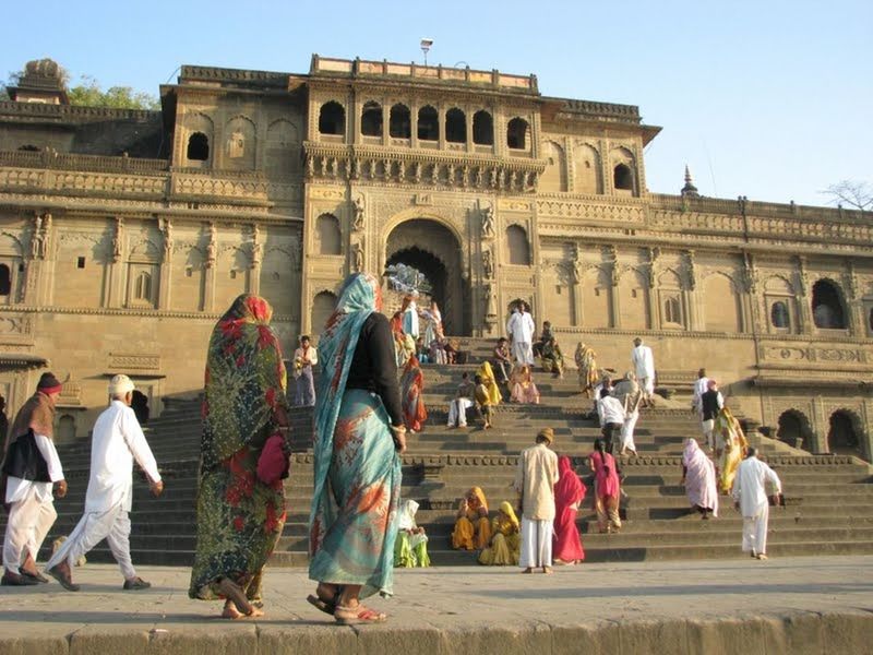 TOURISTS IN FRONT OF HISTORIC BUILDING