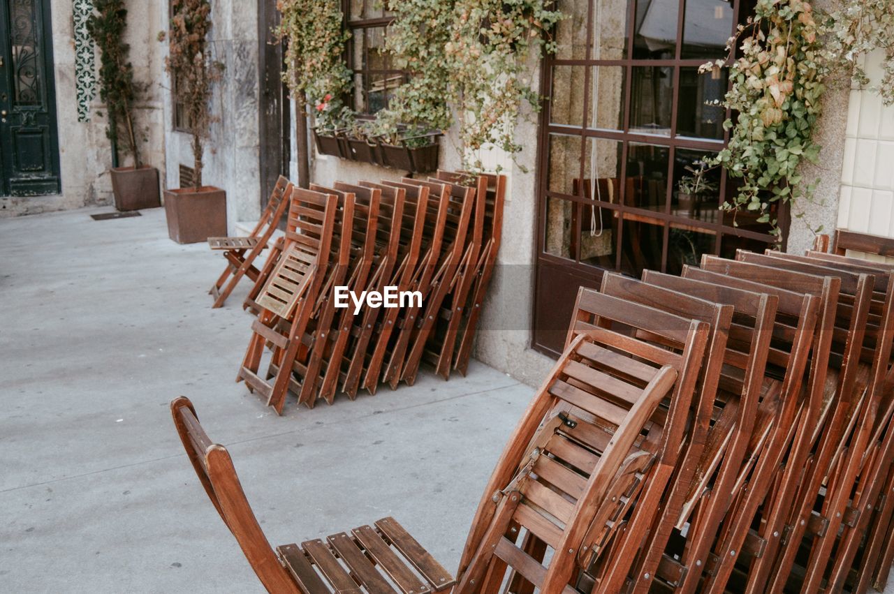 EMPTY CHAIRS AND TABLES IN CAFE