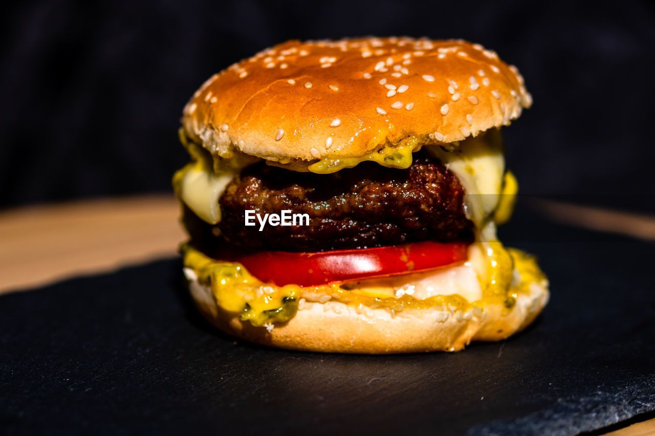 CLOSE-UP OF BURGER IN PLATE