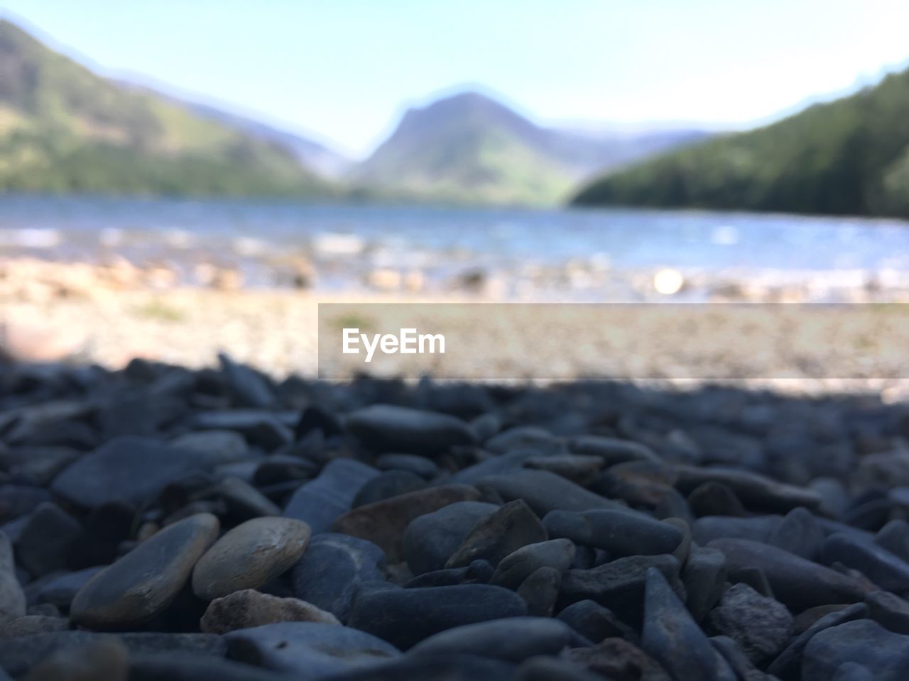 CLOSE-UP OF PEBBLES ON BEACH