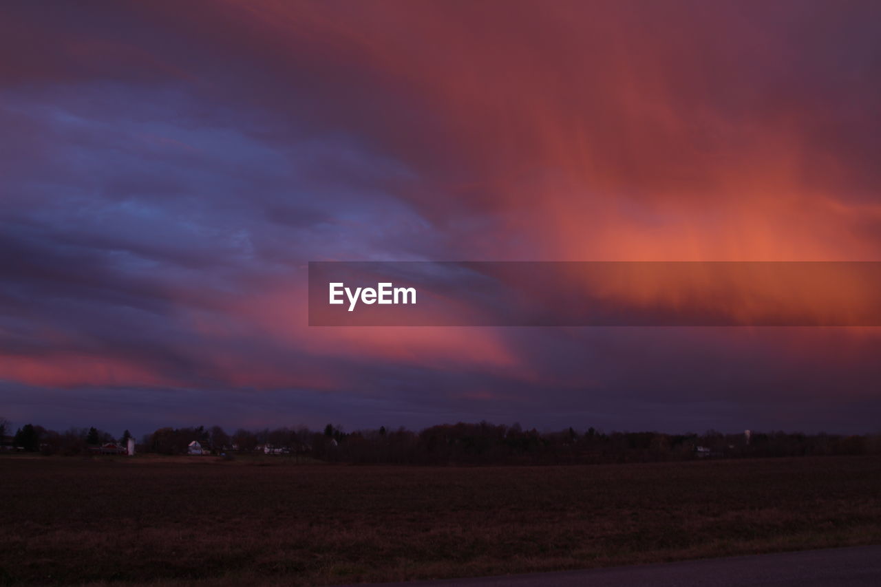 SCENIC VIEW OF DRAMATIC SKY OVER FIELD