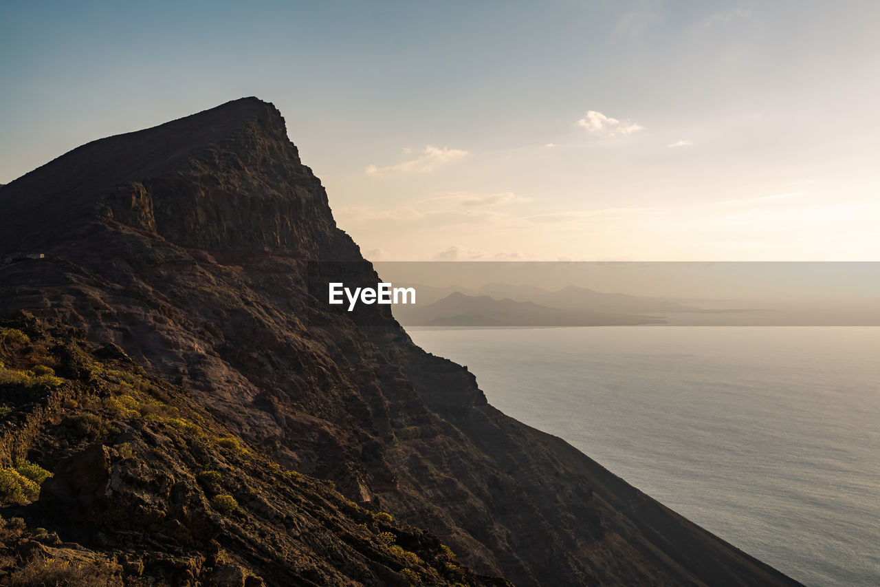 SCENIC VIEW OF SEA AGAINST SKY AT SUNSET