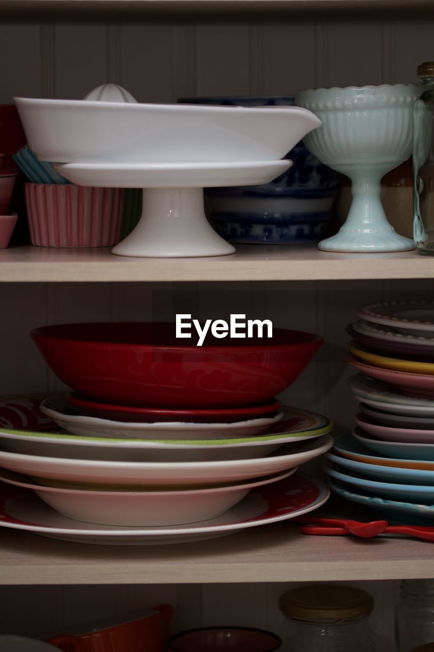 CLOSE-UP OF STACK OF BOWLS IN SHELF