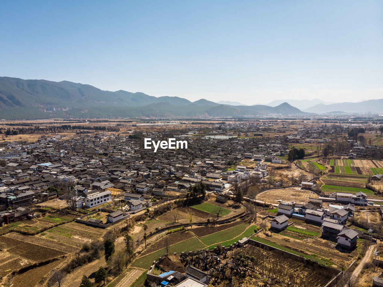 HIGH ANGLE VIEW OF TOWNSCAPE AGAINST SKY