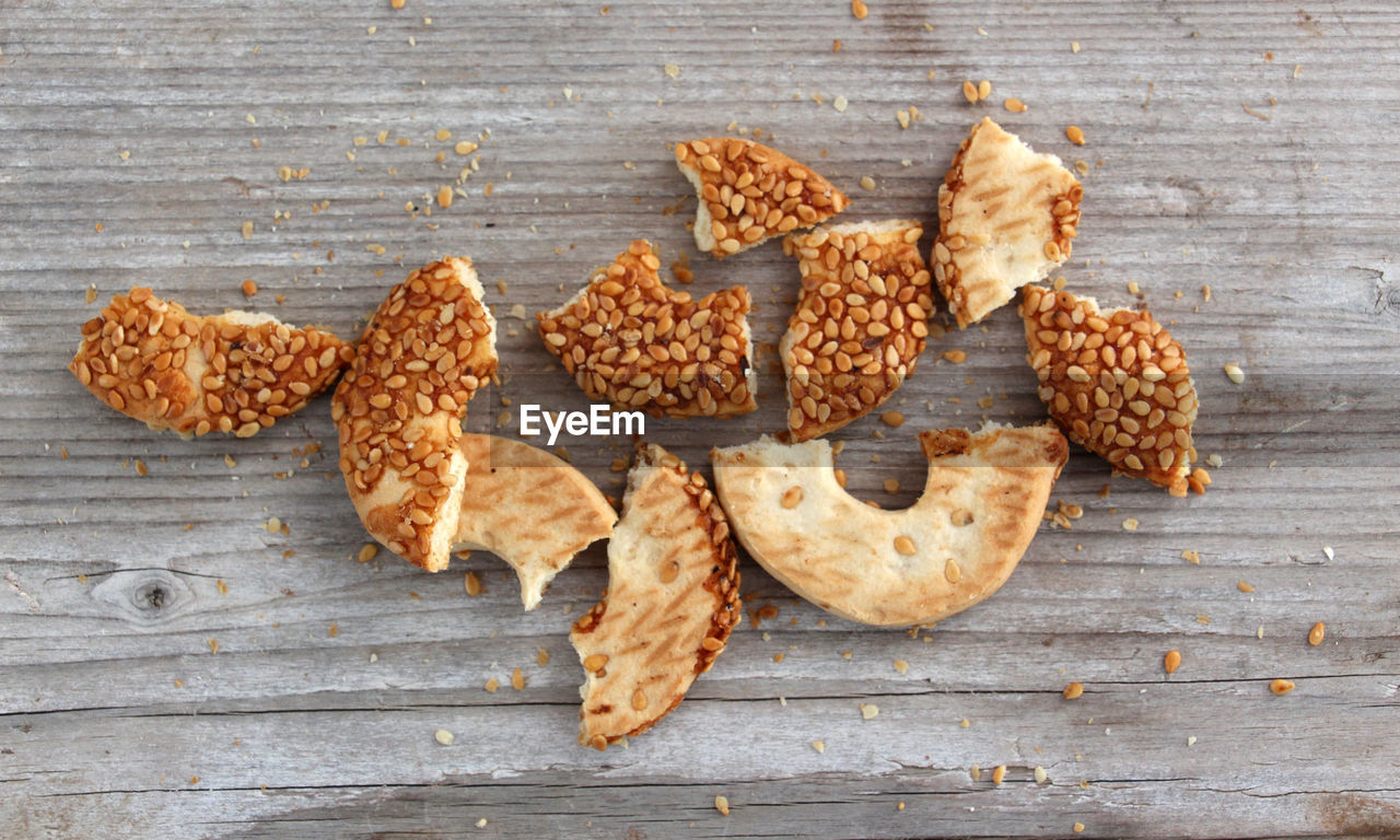 HIGH ANGLE VIEW OF COOKIES ON TABLE AGAINST WHITE BACKGROUND