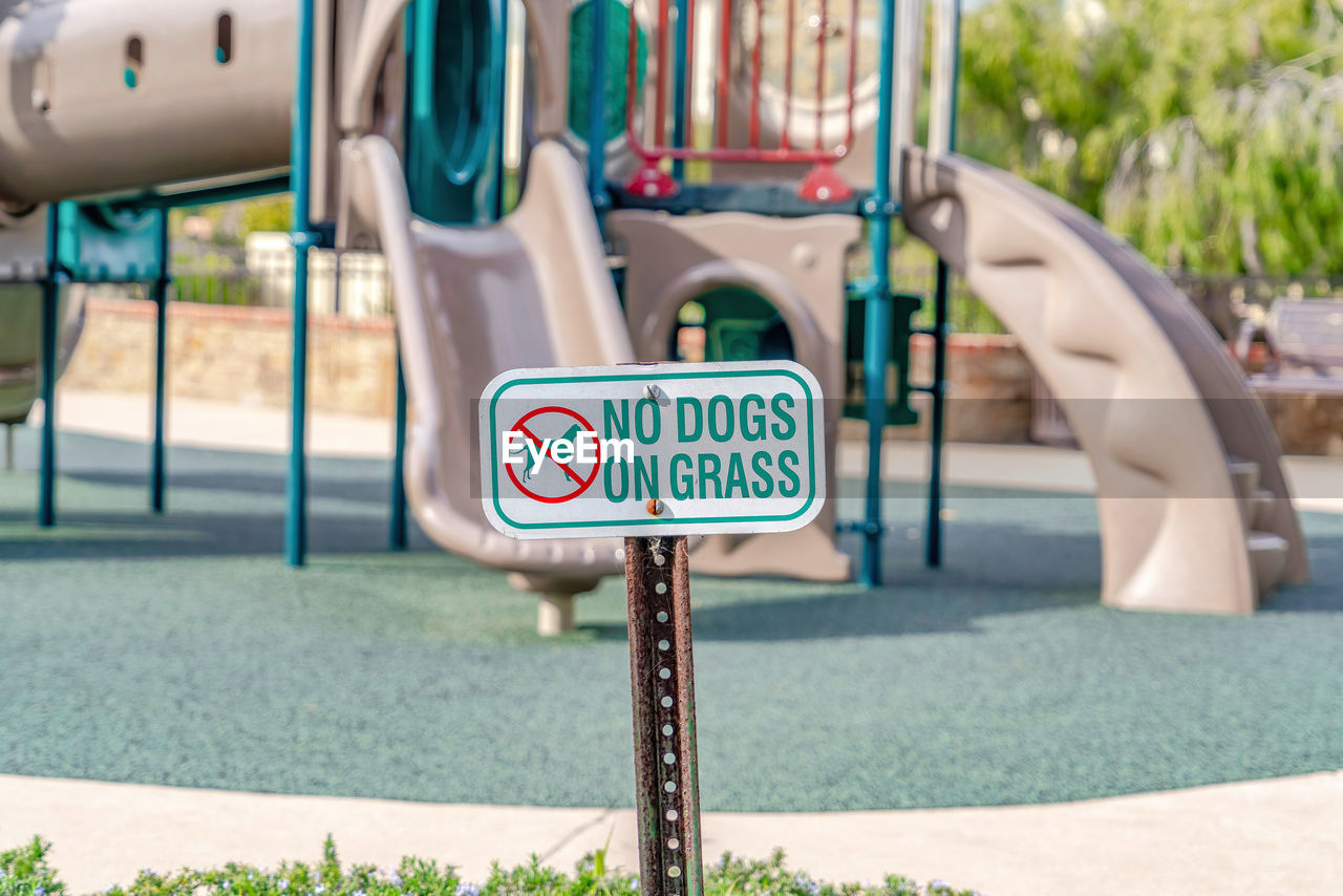 CLOSE-UP OF ROAD SIGN ON POLE