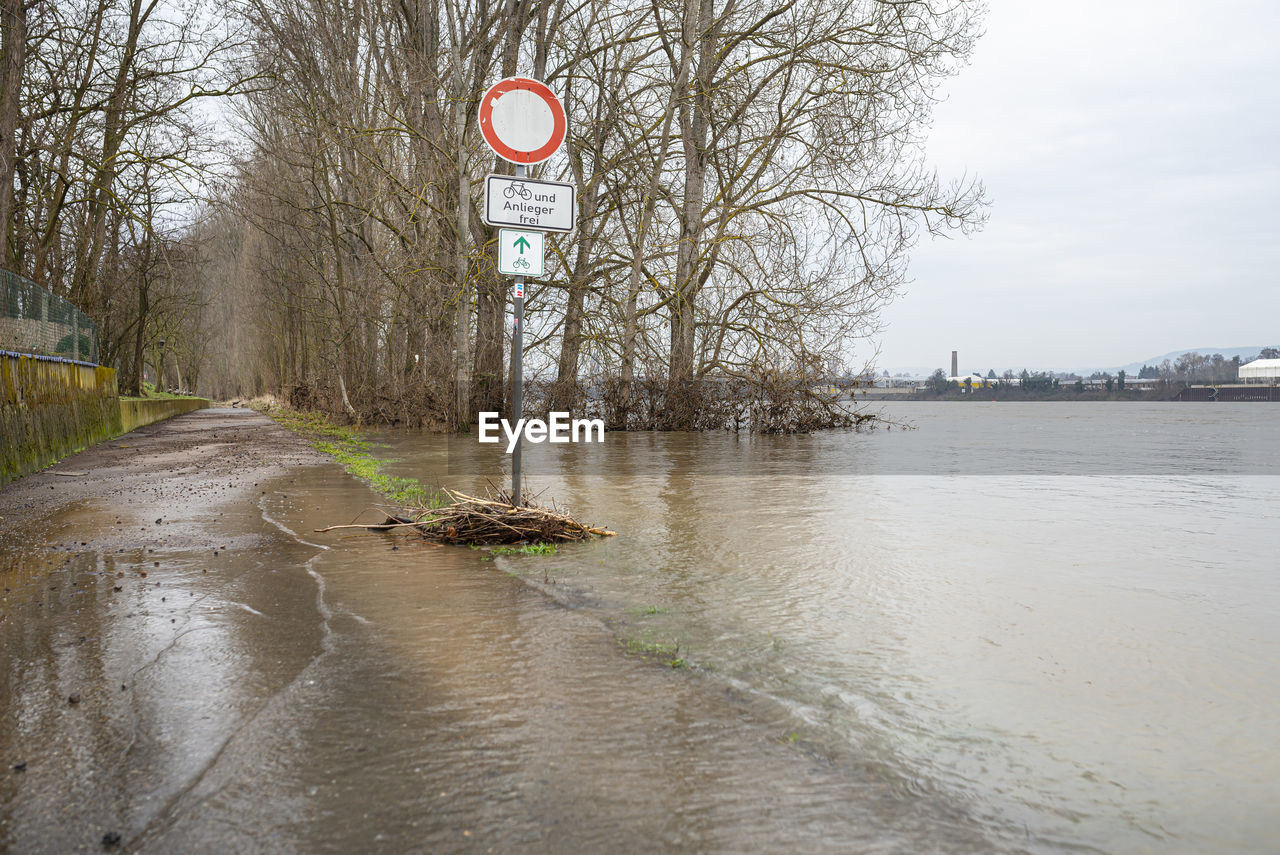 VIEW OF ROAD SIGN BY RIVER