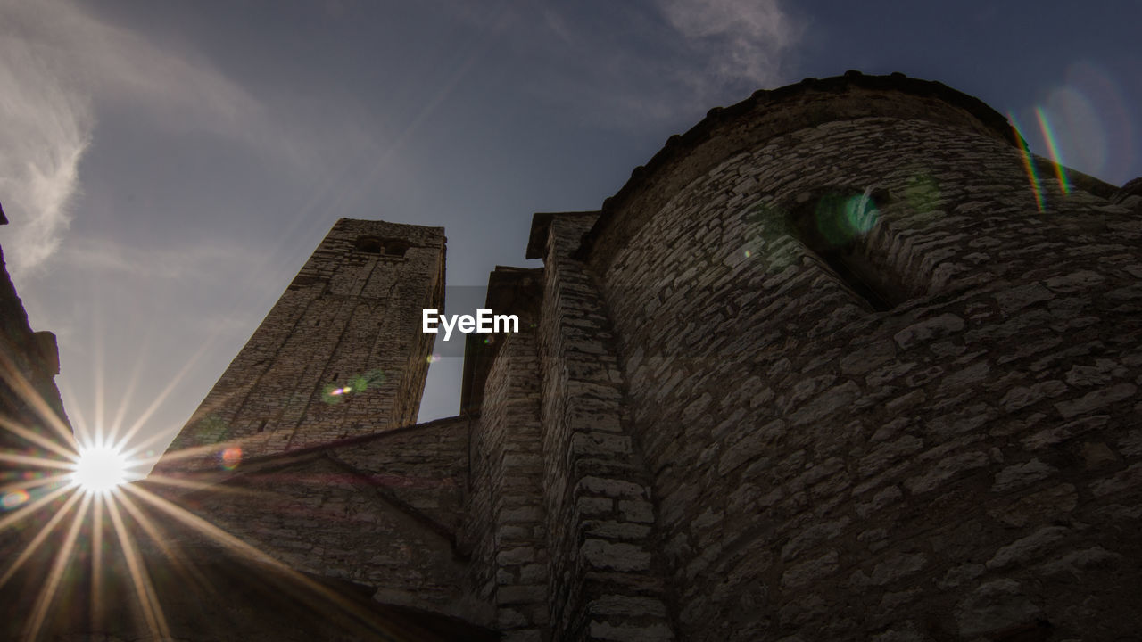 LOW ANGLE VIEW OF HISTORICAL BUILDING IN CITY