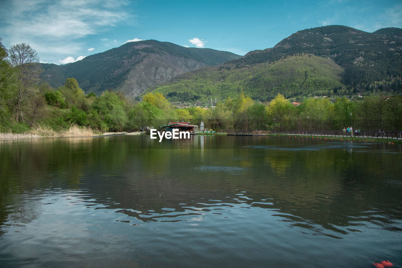 SCENIC VIEW OF LAKE AGAINST MOUNTAINS