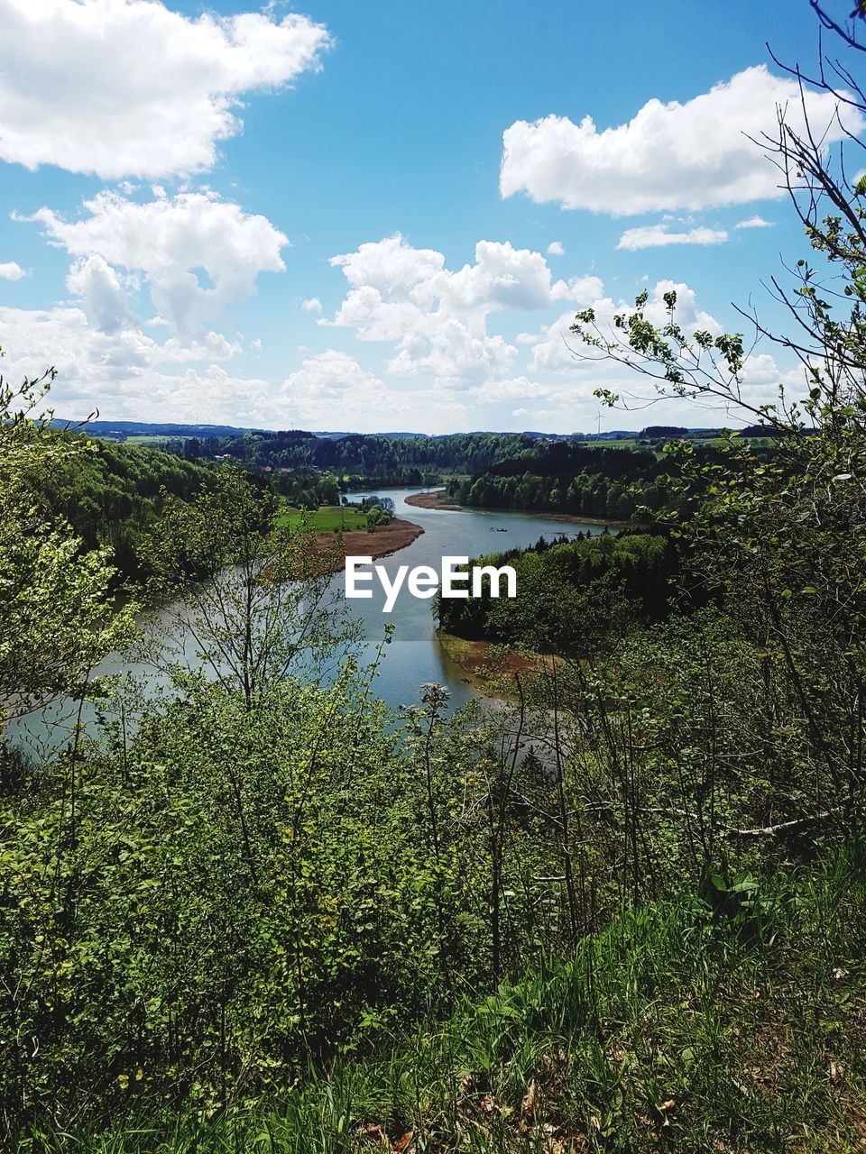 SCENIC VIEW OF LAKE AND TREES AGAINST SKY