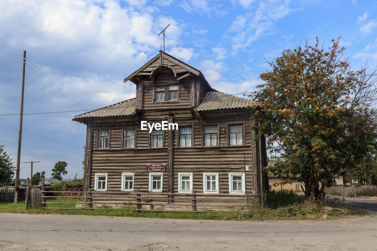 FACADE OF BUILDING AGAINST SKY