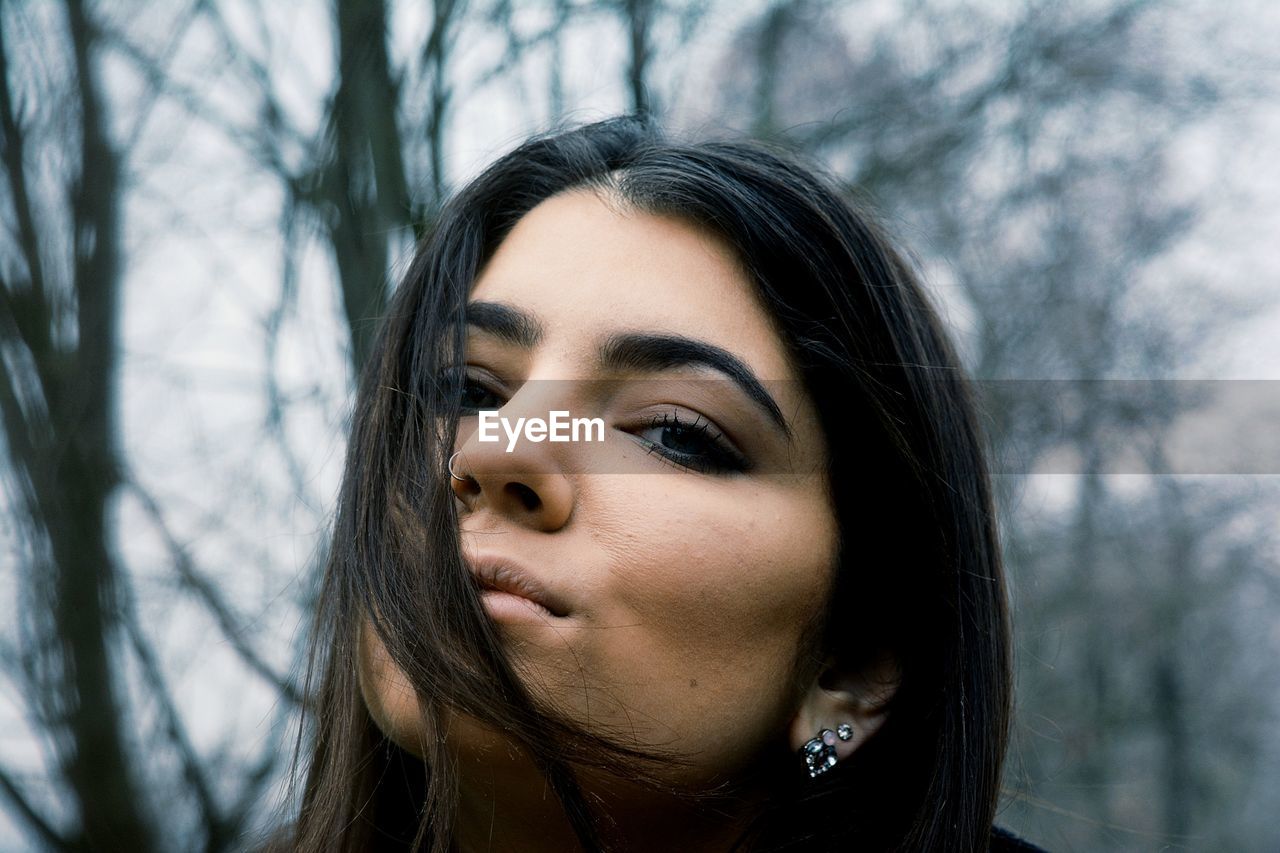 CLOSE-UP PORTRAIT OF YOUNG WOMAN