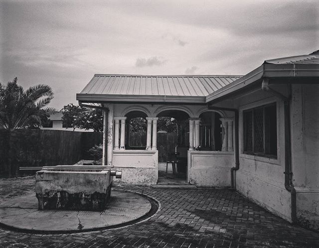 VIEW OF BUILT STRUCTURE AGAINST CLOUDY SKY