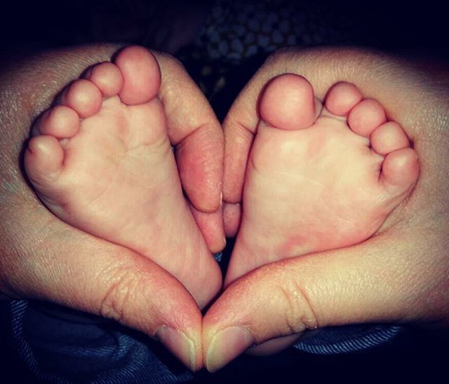 CLOSE-UP OF HAND HOLDING BABY