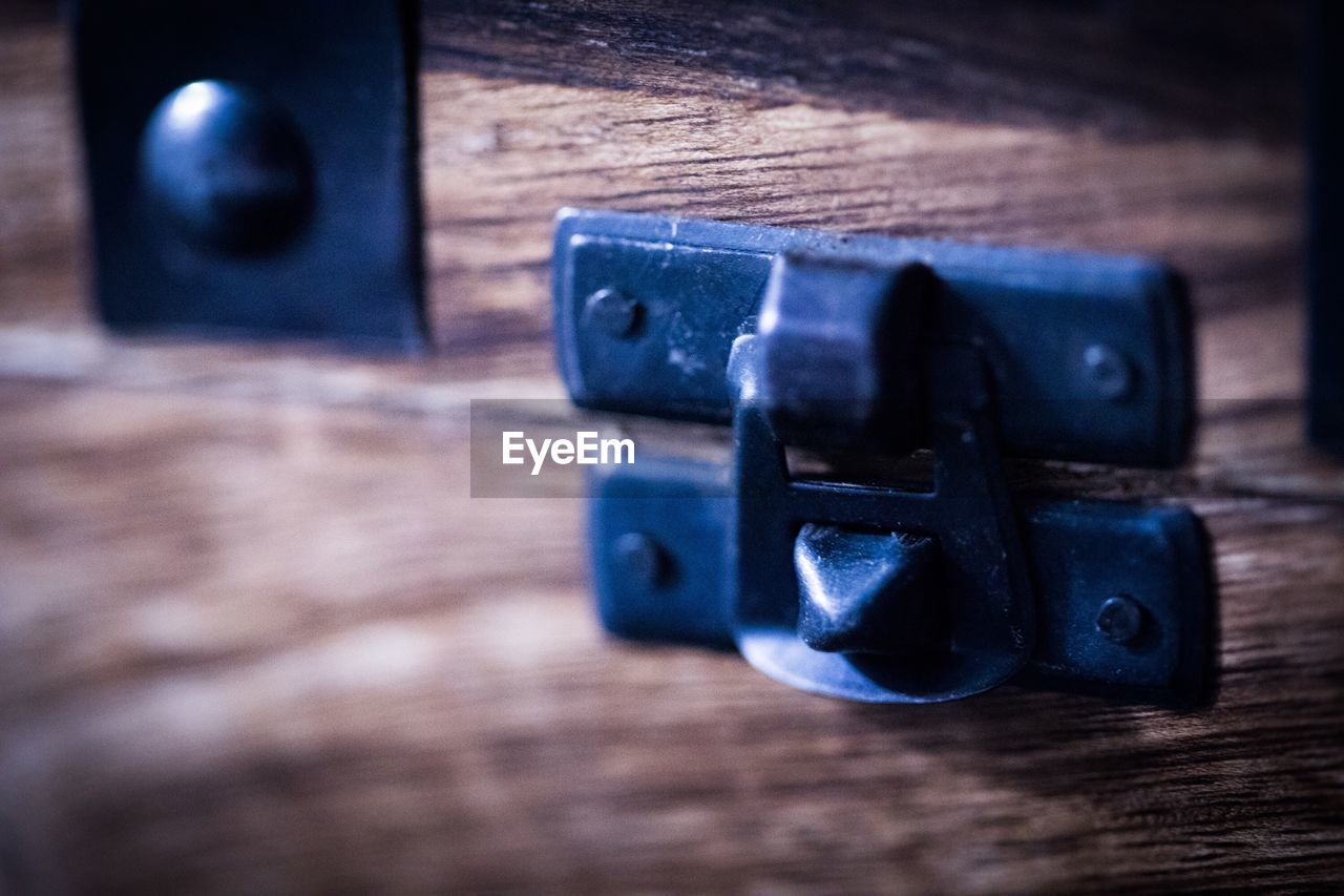 CLOSE UP OF WOOD WITH SPOON