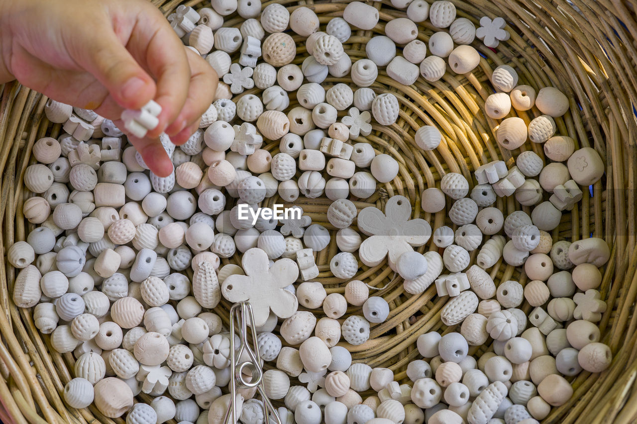 HIGH ANGLE VIEW OF PERSON HAND HOLDING BEANS