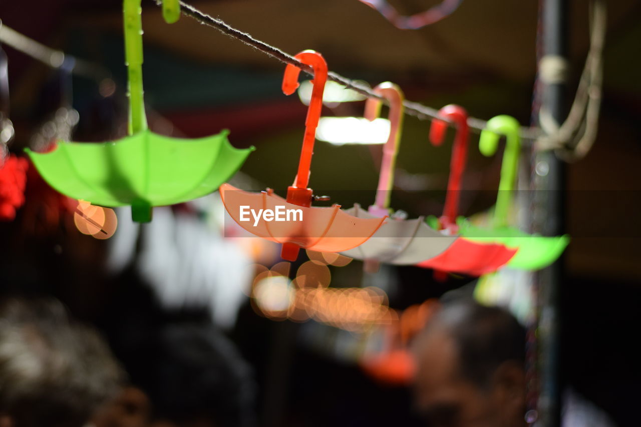 CLOSE-UP OF CLOTHESPINS ON CLOTHESLINE