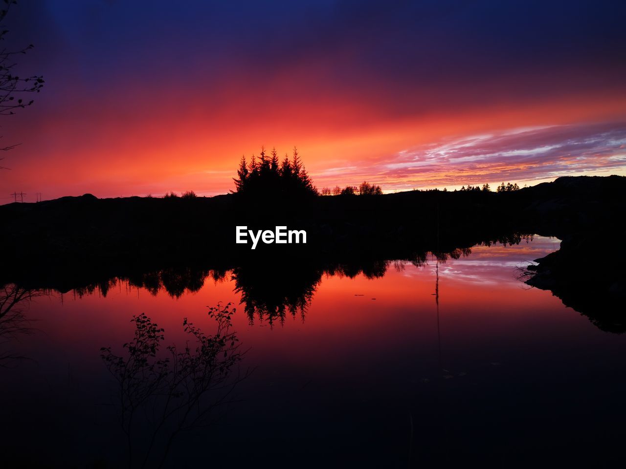 SCENIC VIEW OF LAKE AGAINST ROMANTIC SKY