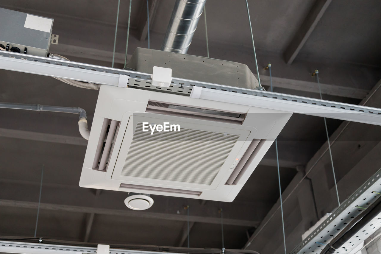 Ceiling mounted cassette type air conditioner