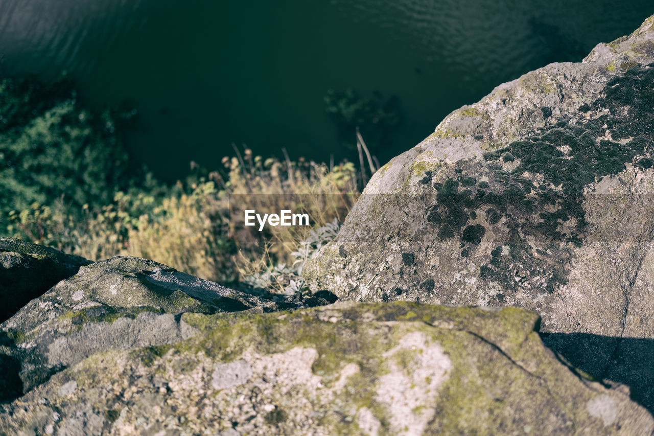 HIGH ANGLE VIEW OF WATER FLOWING THROUGH ROCKS