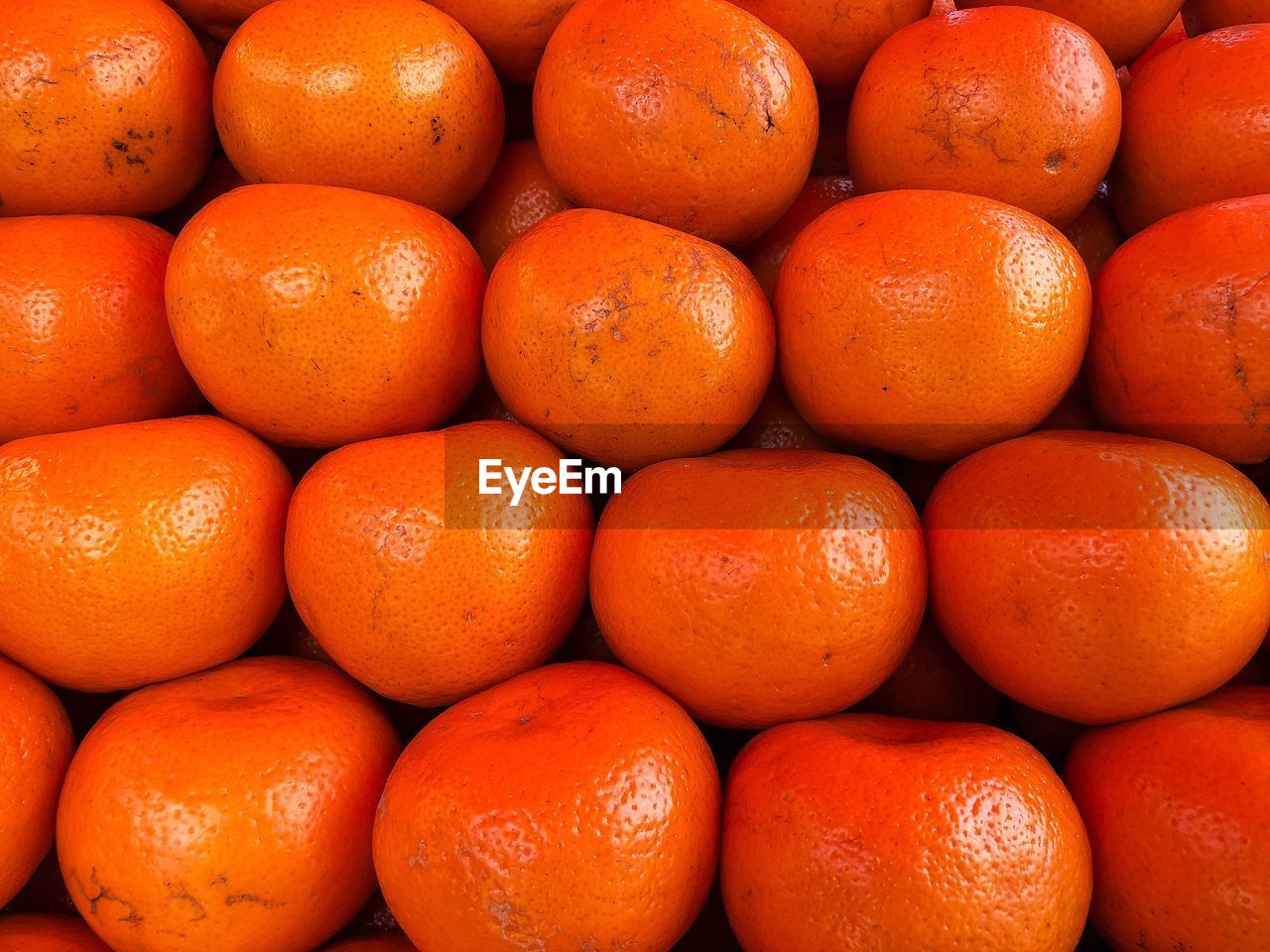 FULL FRAME SHOT OF ORANGES AT MARKET