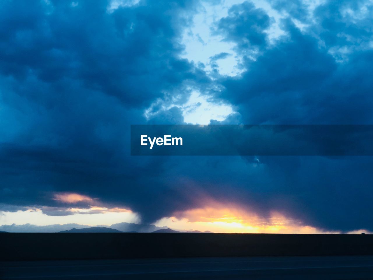 SCENIC VIEW OF SEA AGAINST DRAMATIC SKY