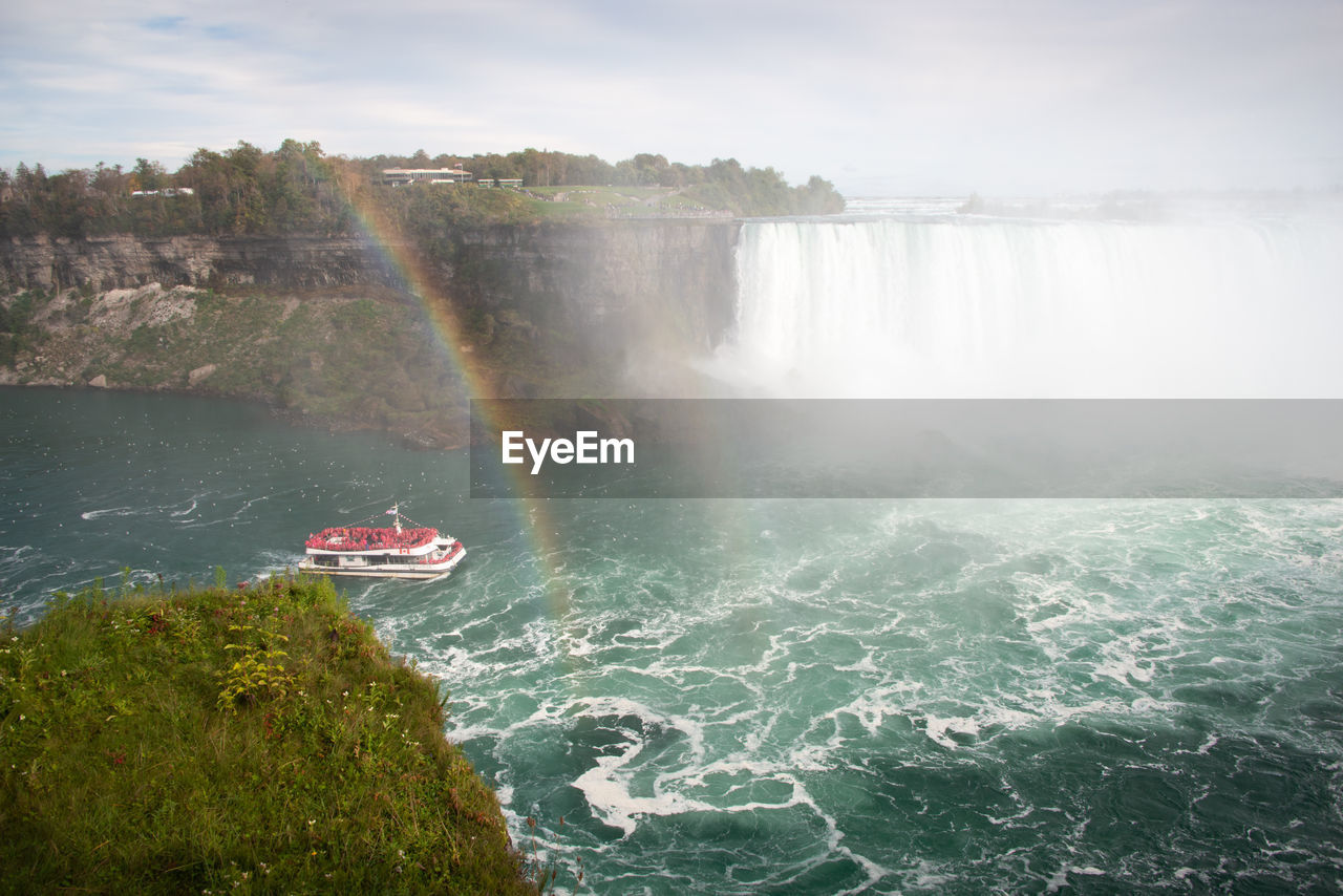 AERIAL VIEW OF BOAT IN SEA