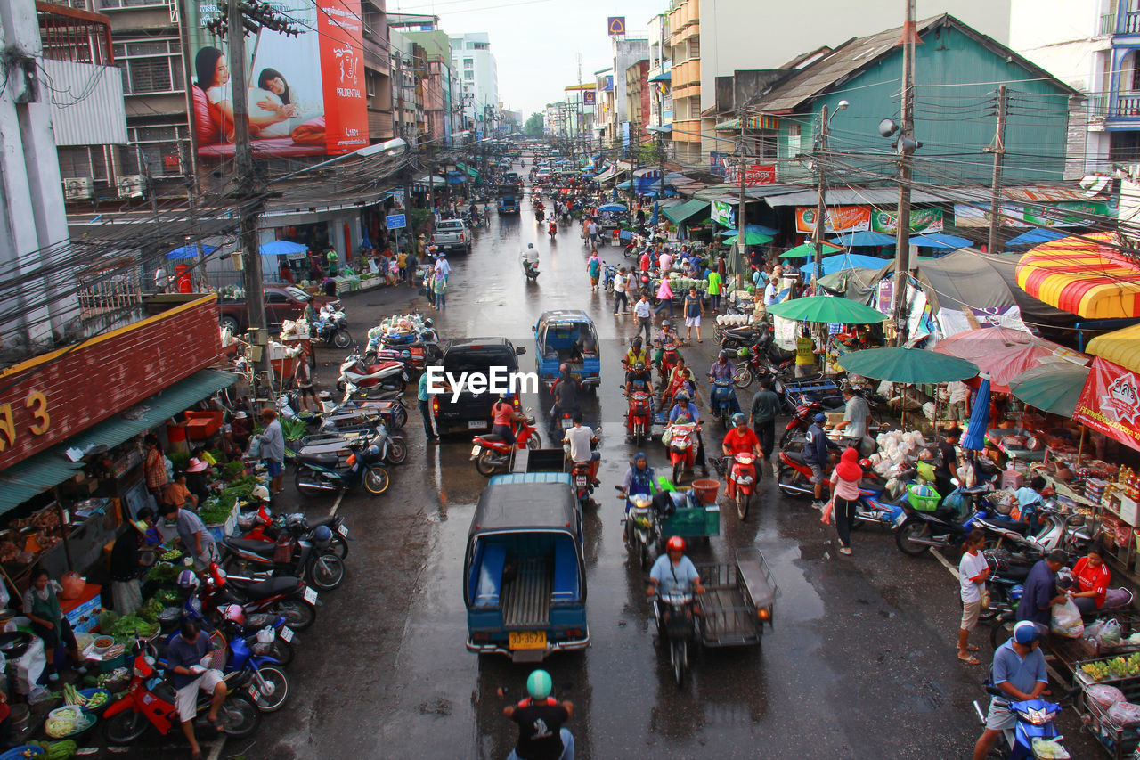 HIGH ANGLE VIEW OF TRAFFIC ON ROAD