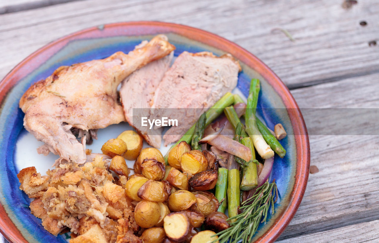 CLOSE-UP OF MEAT WITH VEGETABLES