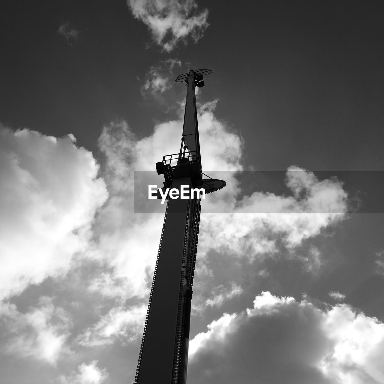 LOW ANGLE VIEW OF SCULPTURE AGAINST CLOUDY SKY