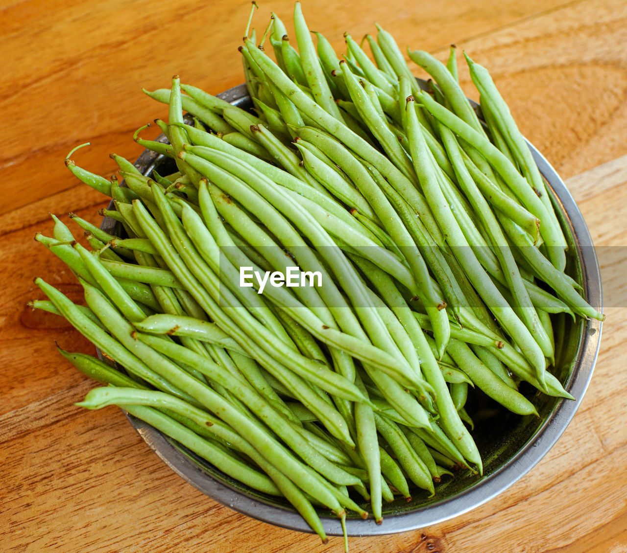 food and drink, food, healthy eating, wellbeing, freshness, vegetable, produce, green, wood, no people, indoors, green bean, high angle view, raw food, still life, large group of objects, organic, bean, table, cowpea, plant, close-up