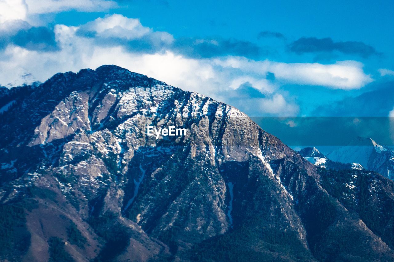 PANORAMIC VIEW OF SNOWCAPPED MOUNTAIN AGAINST SKY