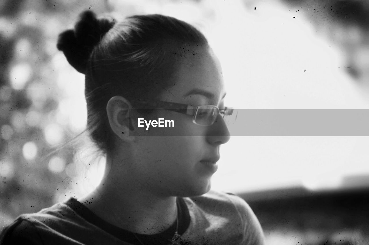 CLOSE-UP OF YOUNG WOMAN LOOKING AWAY