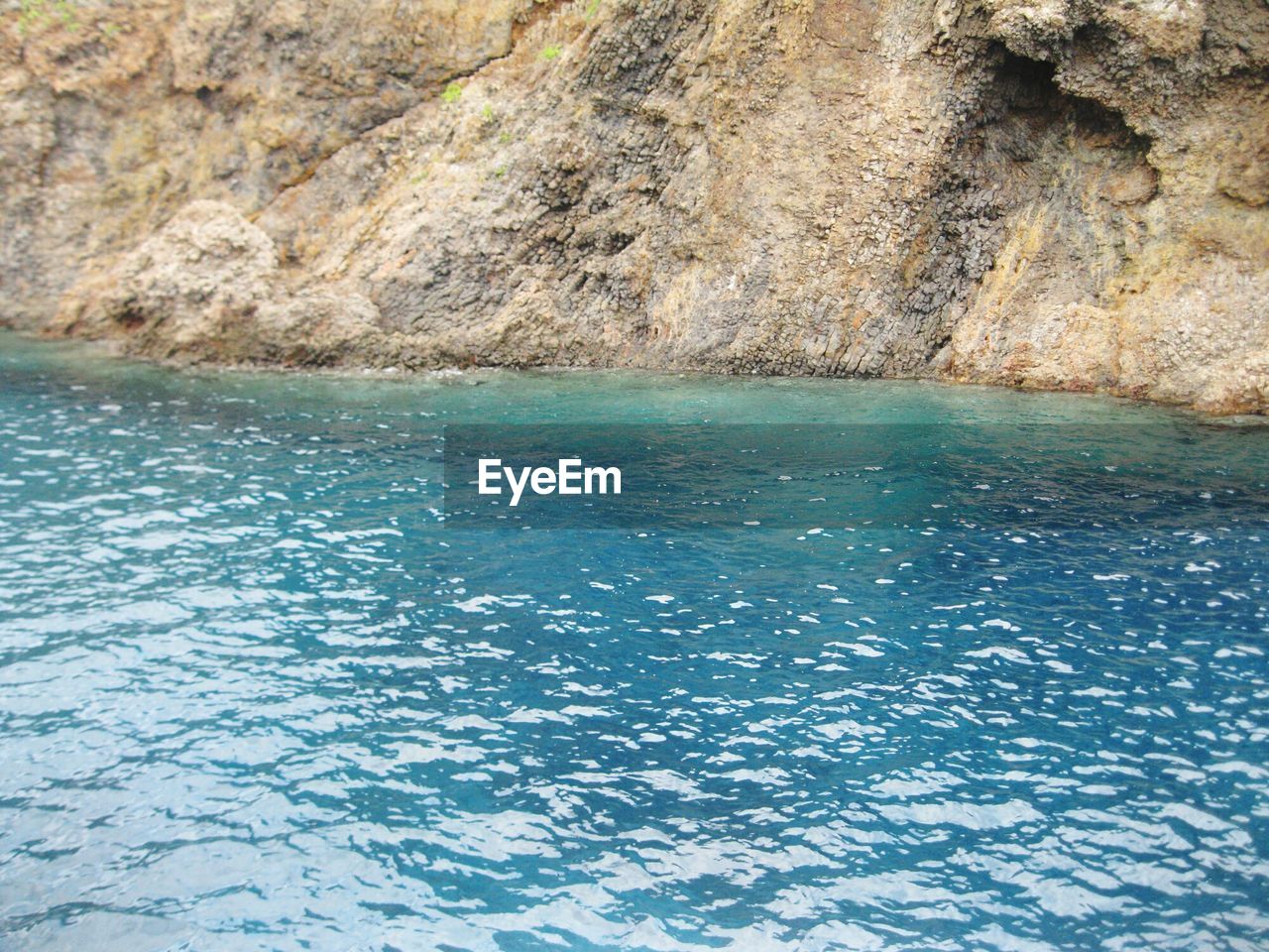 SCENIC VIEW OF SEA AGAINST ROCK