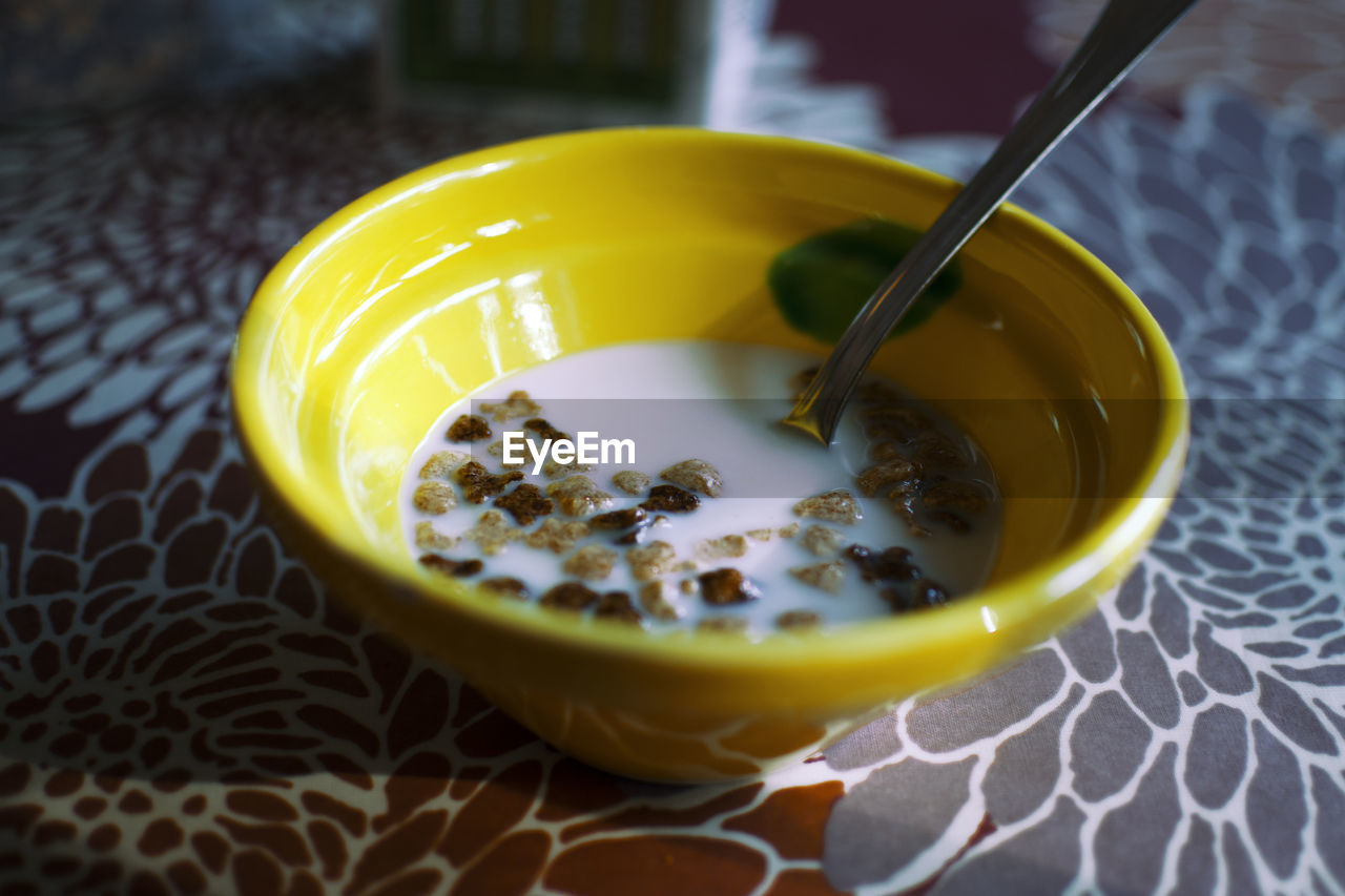 HIGH ANGLE VIEW OF FOOD IN BOWL