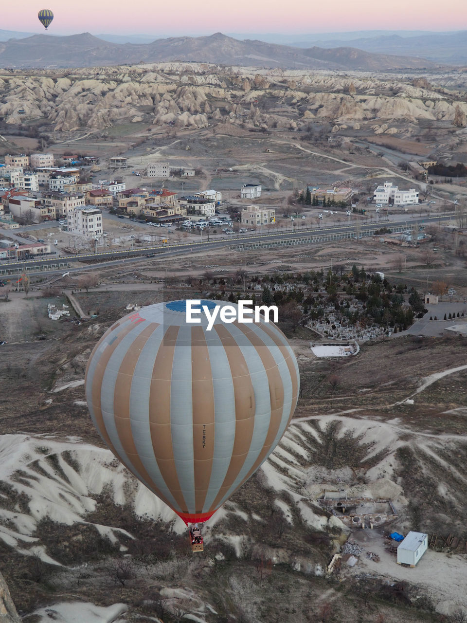 HOT AIR BALLOON FLYING OVER CITY