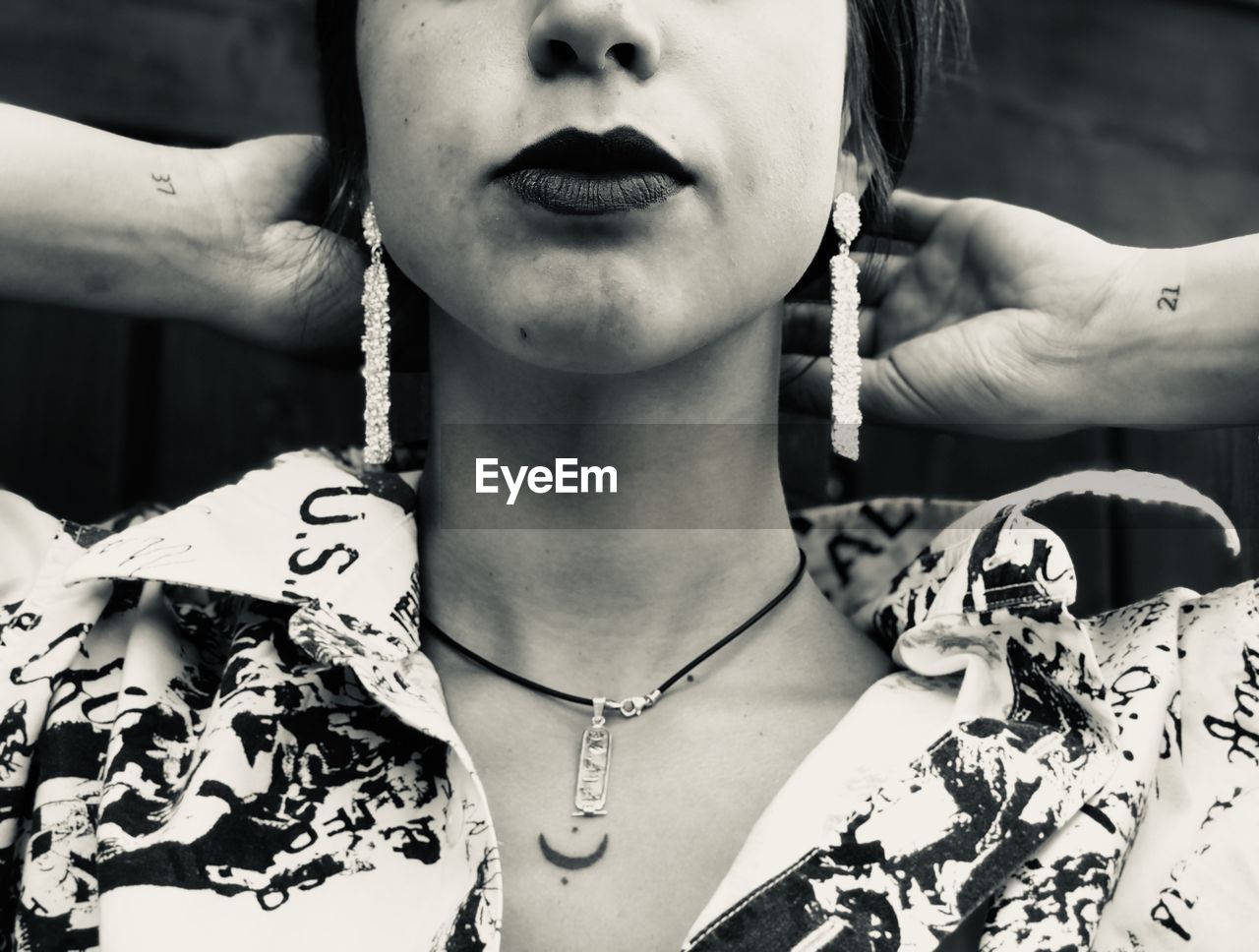 CLOSE-UP PORTRAIT OF YOUNG WOMAN WITH HANDS