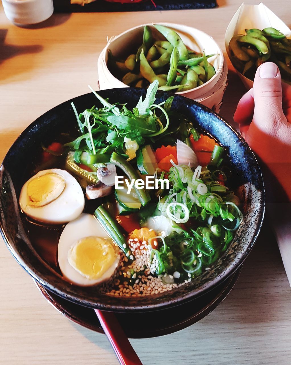 HIGH ANGLE VIEW OF SALAD IN BOWL ON TABLE