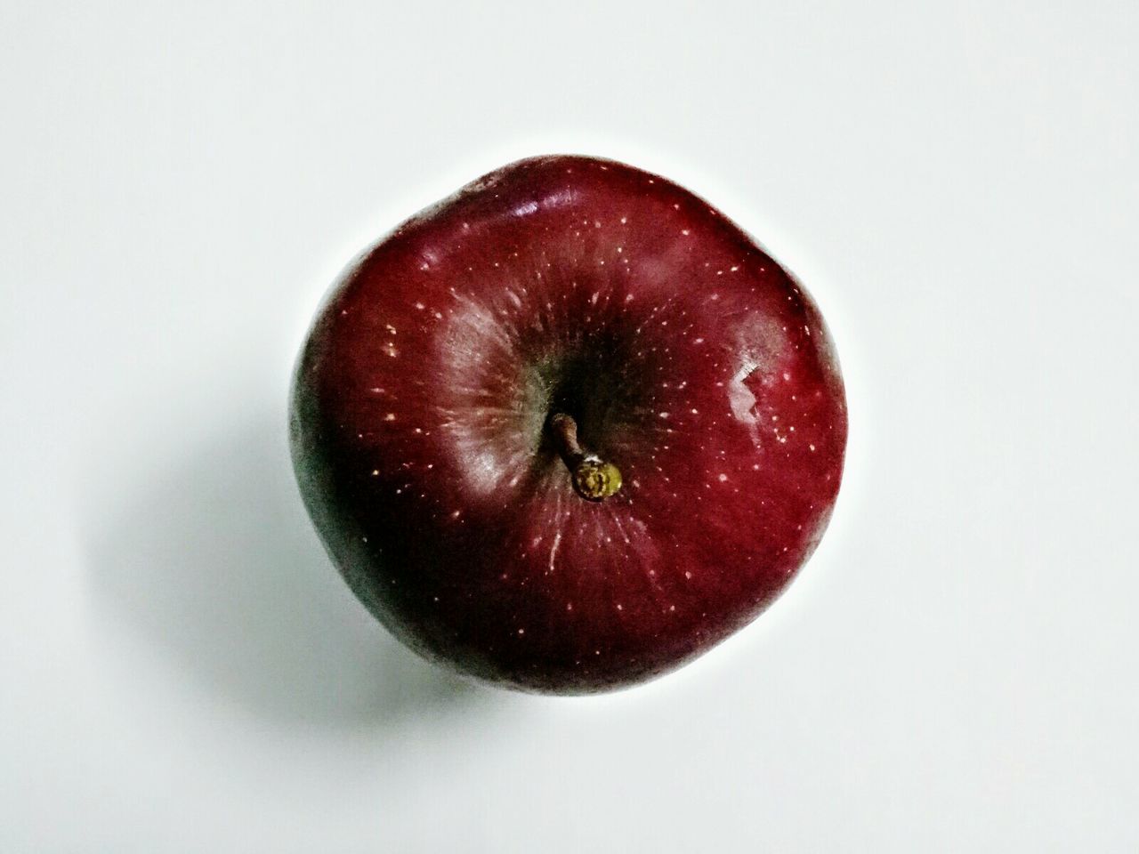 CLOSE-UP OF APPLE AGAINST WHITE BACKGROUND