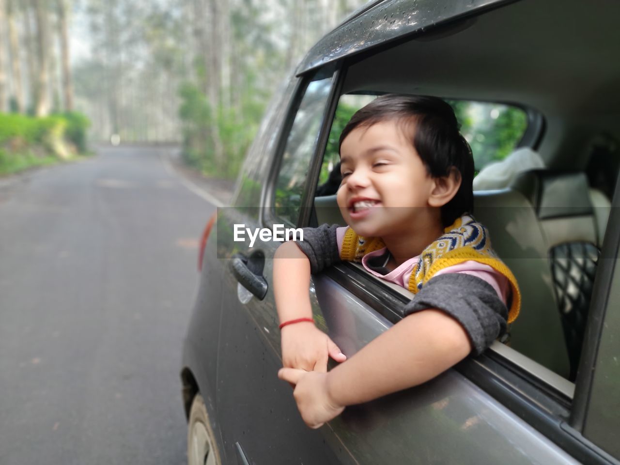 Happy kid in car