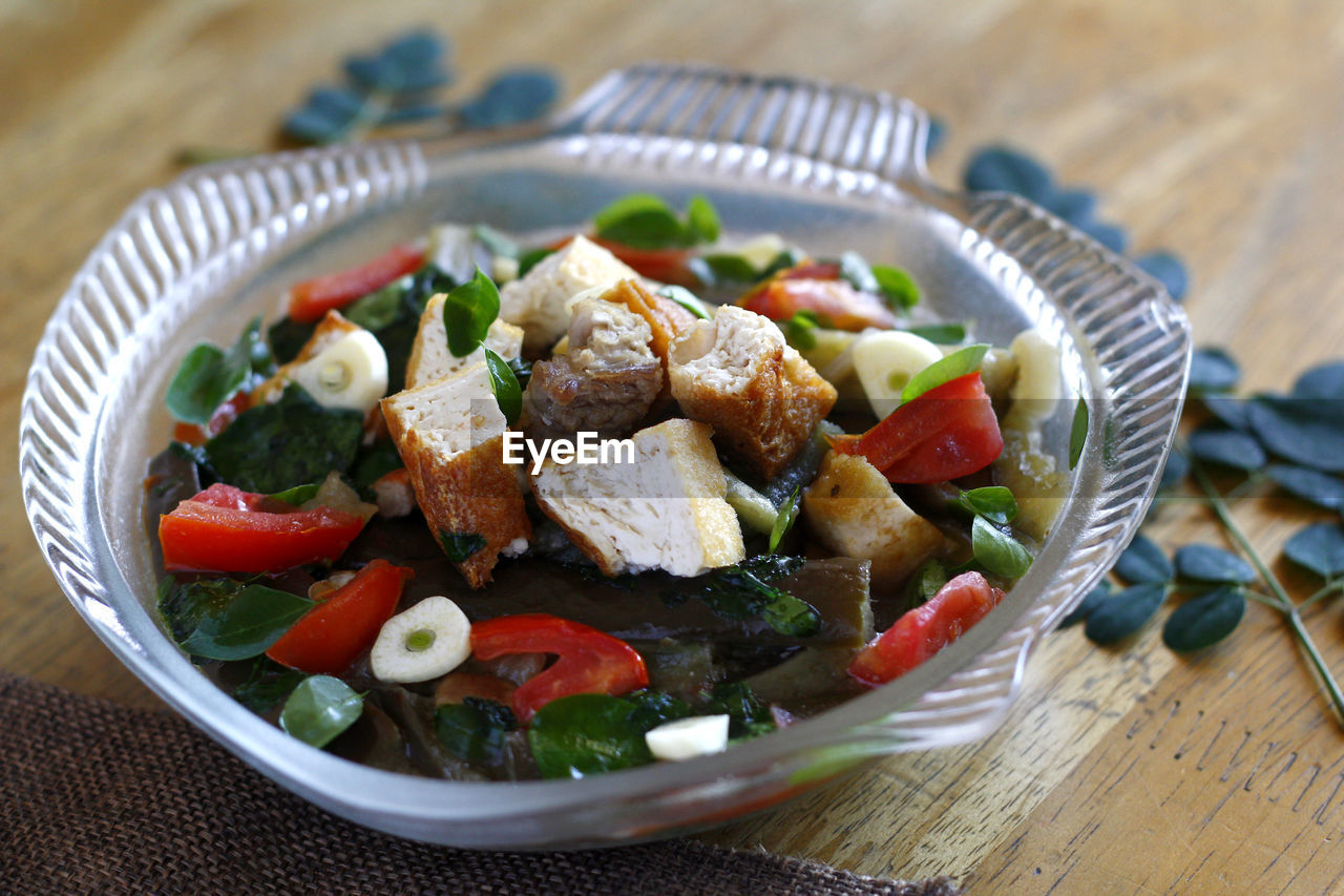 CLOSE-UP OF SALAD IN BOWL