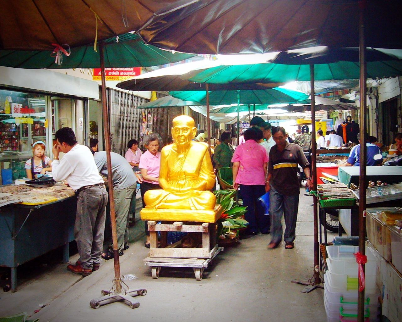 PEOPLE ON MARKET STALL