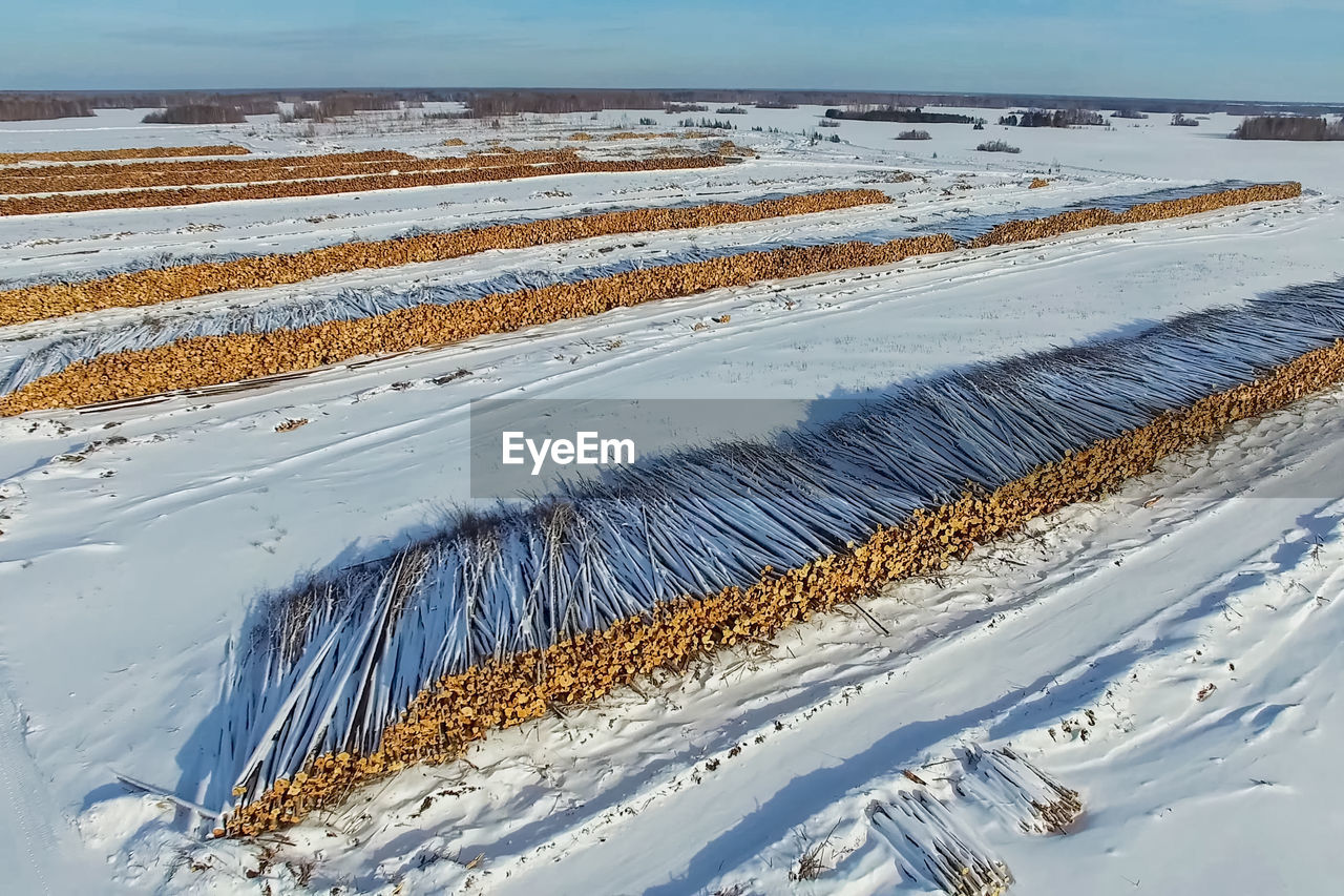 AERIAL VIEW OF SNOW COVERED LAND
