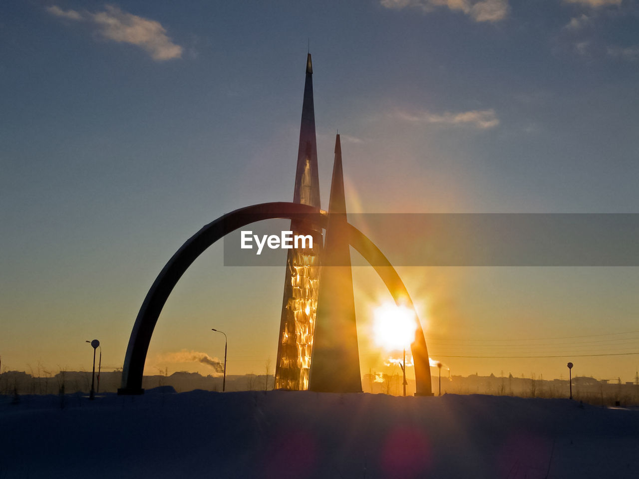 SILHOUETTE BUILT STRUCTURE AGAINST SUNSET SKY