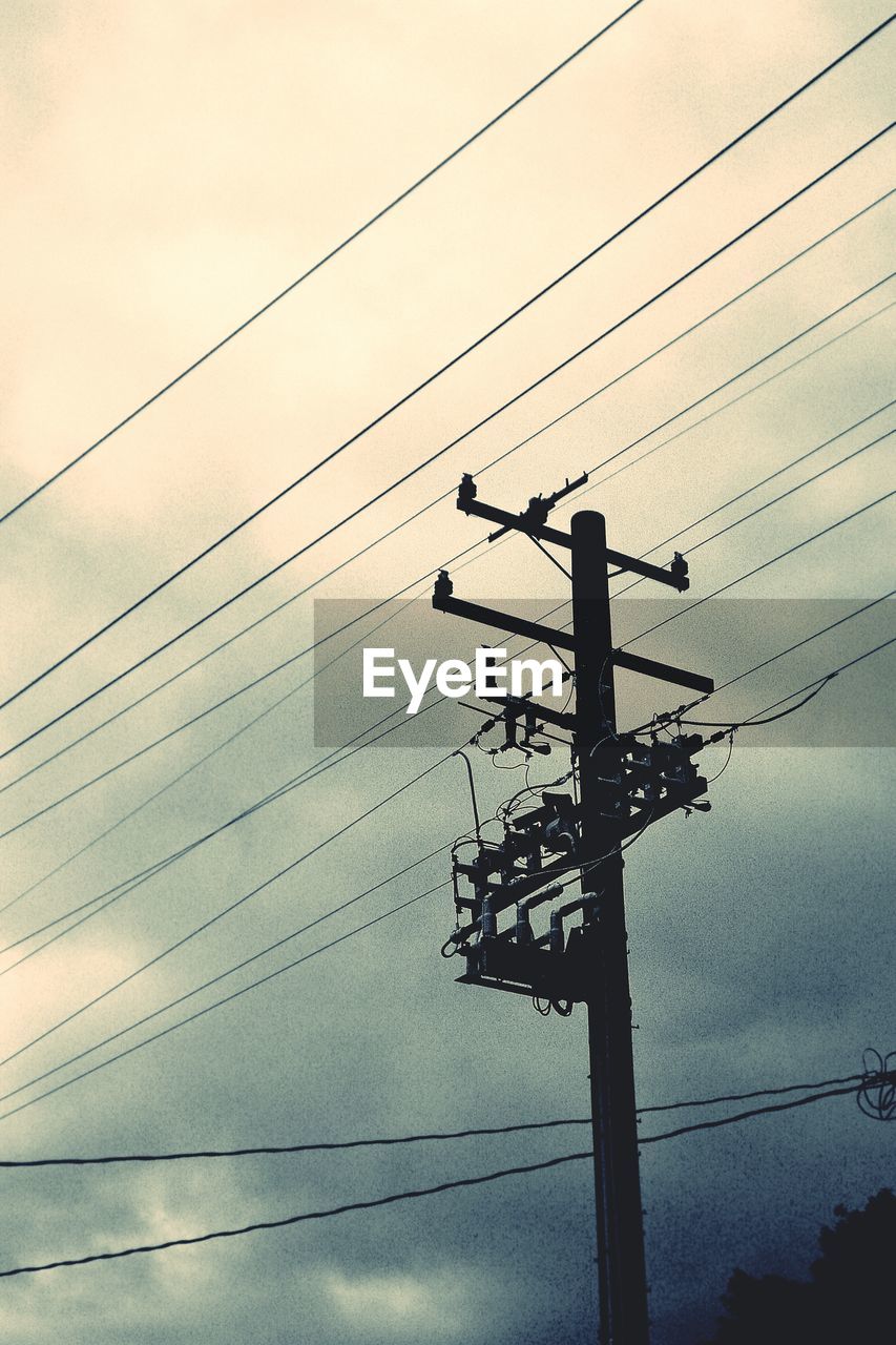 SILHOUETTE ELECTRICITY PYLON AGAINST SKY