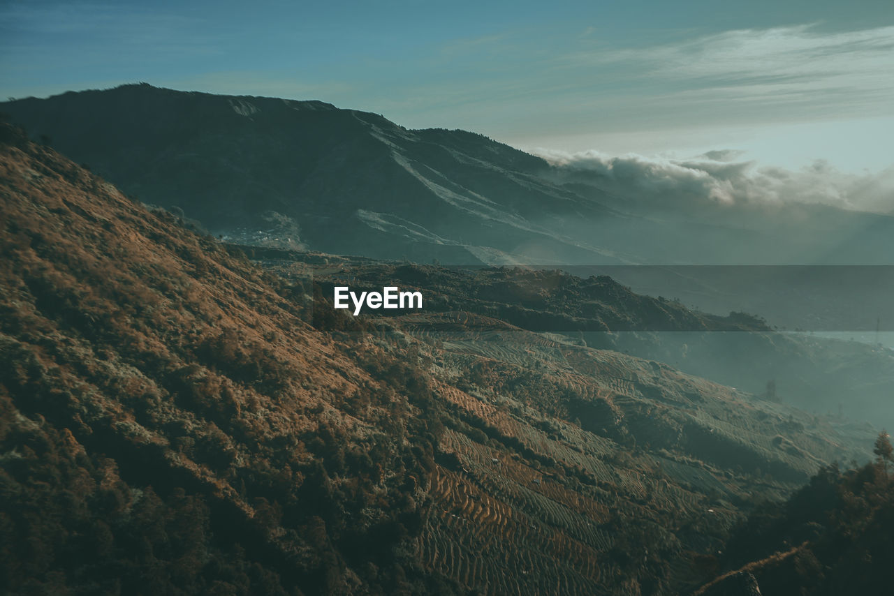 HIGH ANGLE VIEW OF MOUNTAIN RANGE AGAINST SKY