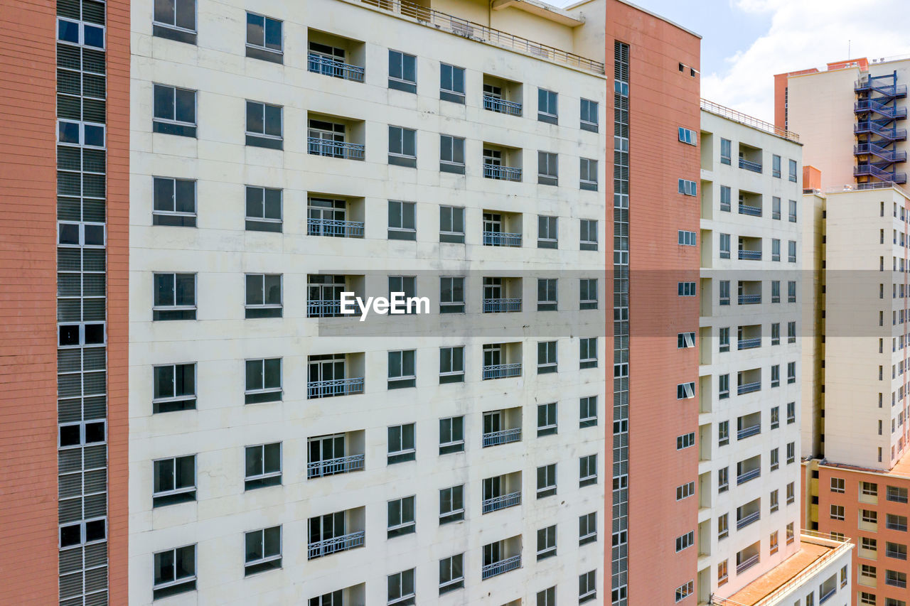 LOW ANGLE VIEW OF RESIDENTIAL BUILDING AGAINST SKY